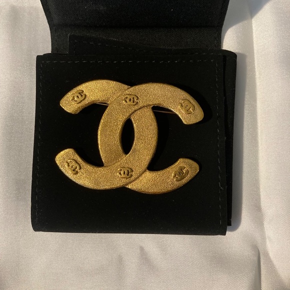 Rare Vintage Chanel Brooch (Jennie from Blackpink wore it) - Picture 1 of 11